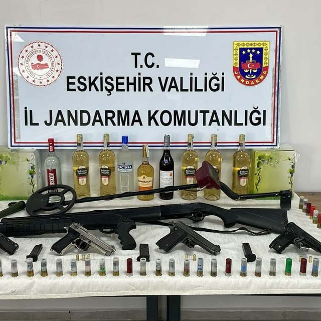 İkametlerinde silah, mühimmat ve kaçak alkol bulunduran 2 şüpheli yakalandı