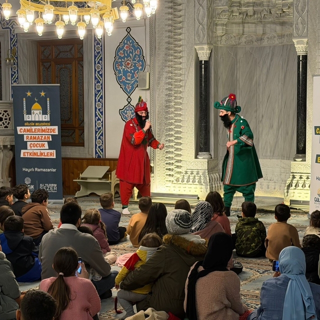 Gölcük'te çocuklar ramazan geleneklerini Karagöz ve Hacivat ile öğreniyor