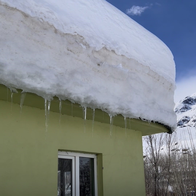 Ovacık'ta kar kalınlığı 2 metreyi buldu, evler kardan kayboldu