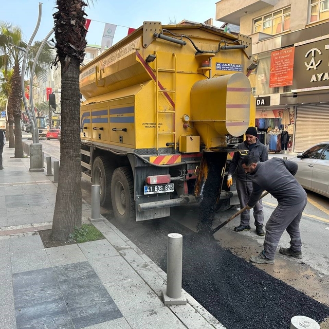 Çayırova'nın en işlek caddesinde asfalt onarımı yapıldı