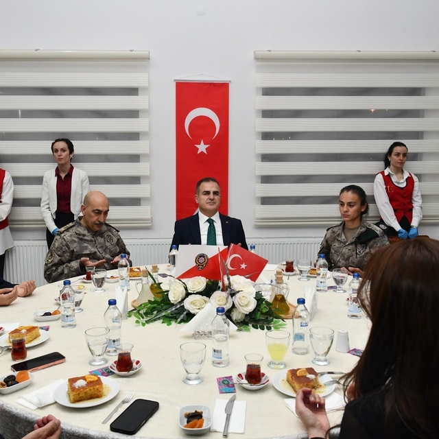 Vali Akbıyık, şehit aileleri, gaziler ile iftar sofrasında buluştu