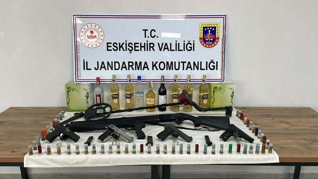 İkametlerinde silah, mühimmat ve kaçak alkol bulunduran 2 şüpheli yakalandı