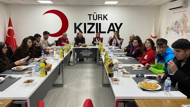 Kızılay'dan üniversite öğrencilerine "Anne Eli" iftar sofrası