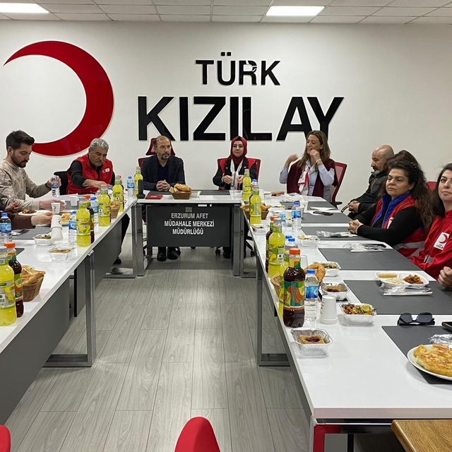 Kızılay'dan üniversite öğrencilerine "Anne Eli" iftar sofrası