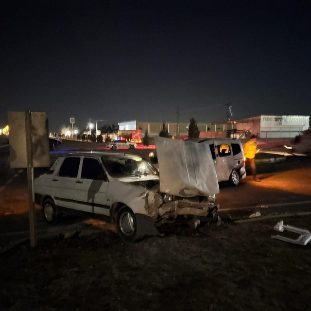 Şanlıurfa'da hafif ticari araç ile otomobil çarpıştı: 5 yaralı