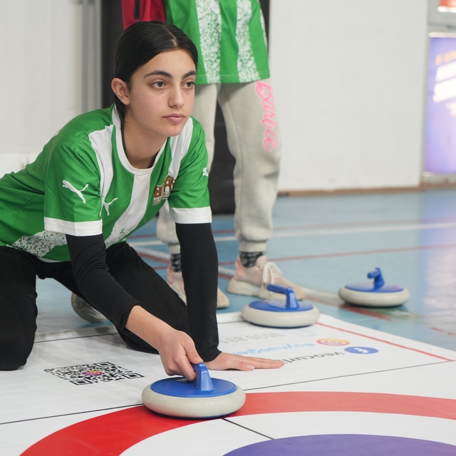 Iğdır'da öğrenciler floor curling ile tanışıyor