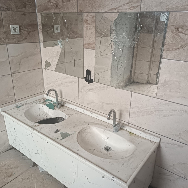 Cami tuvaleti vandalların hedefi oldu