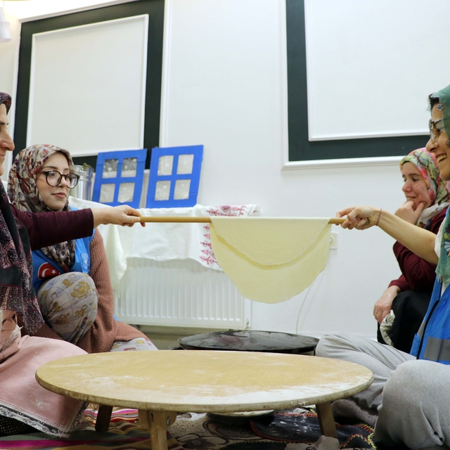 Üniversiteli kızlar, yurtta geleneksel tariflerle yöresel yemekleri öğreniy...