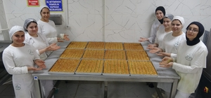 Meslek liseli kızların Ramazan'da baklava mesaisi
Ramazan ayındaki baklava...