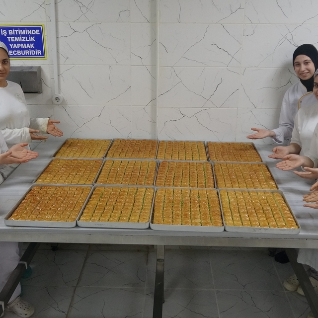 Meslek liseli kızların Ramazan'da baklava mesaisi
Ramazan ayındaki baklava...