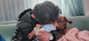 Yangından kurtardığı bebekle buluştu, duygusal anlar yaşandı