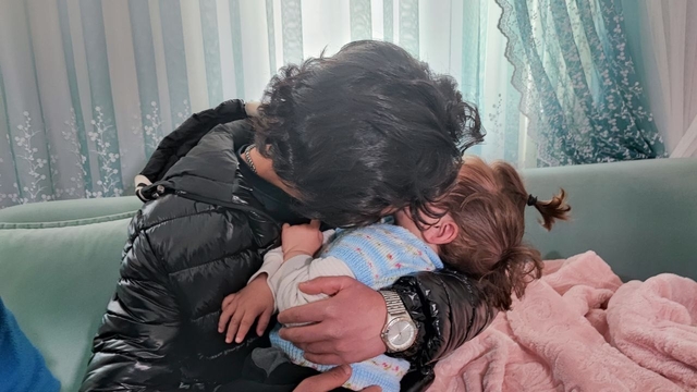 Yangından kurtardığı bebekle buluştu, duygusal anlar yaşandı