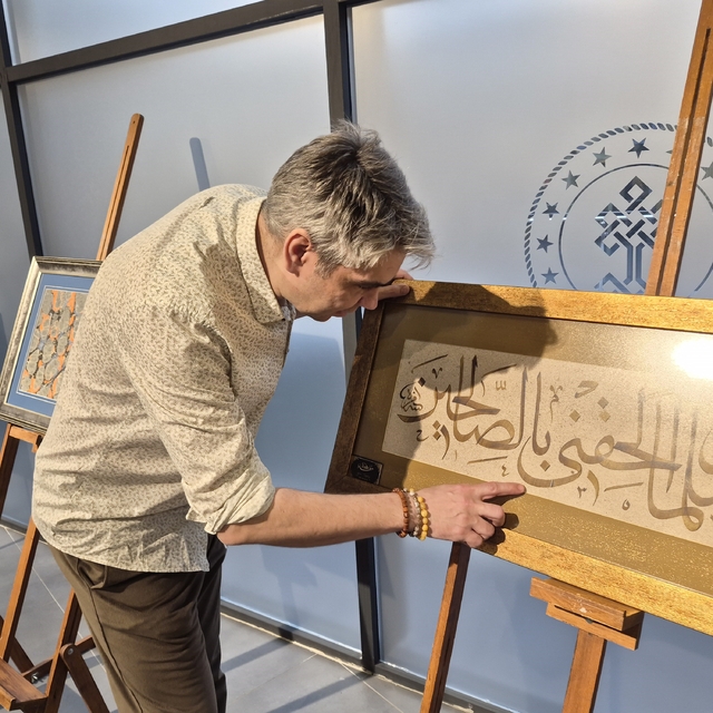 Ramazan'ın manevi ikliminde sanat buluşması
Hattat Emre Özdemir, sanat dost...