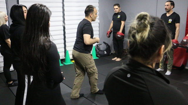 Diyarbakır'da kadınlar 'kendilerini savunmayı' öğreniyor
Diyarbakır merkezli Gençlik Derneği, Yarının Umutları Kadınlarımız Projesini hayata geçirdi
Dernek 6 ilde 300 kadına kendilerini savunmaları, öfke ve kriz yönetimi gibi konularda eğitimler veriyor