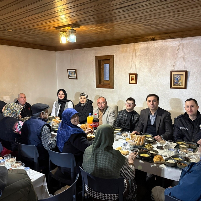 Çavdarhisar Kaymakamı Ak, şehit aileleri ve gazilerle iftarda bir araya gel...