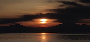 Van'da gökyüzü nöbet değişimi: Güneş çekildi, ay sahneye çıktı