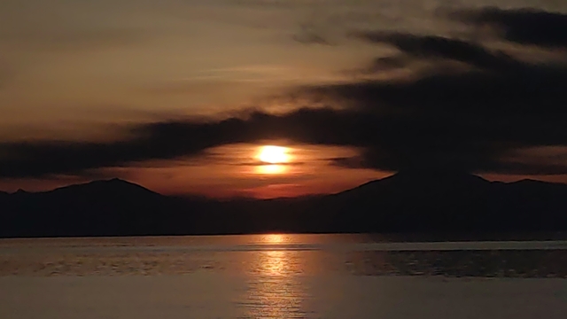 Van'da gökyüzü nöbet değişimi: Güneş çekildi, ay sahneye çıktı