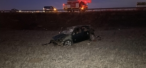 Bariyerleri aşıp tarlaya uçan otomobilin sürücüsü öldü