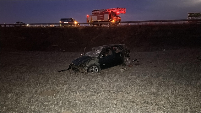 Bariyerleri aşıp tarlaya uçan otomobilin sürücüsü öldü