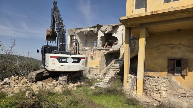 Akdeniz'de metruk binalar bir bir yıkılıyor