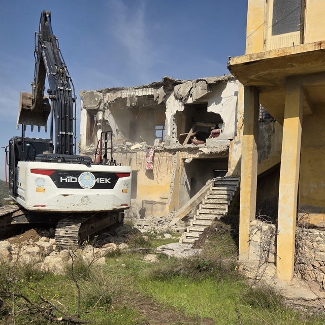 Akdeniz'de metruk binalar bir bir yıkılıyor