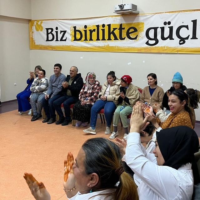 Engelsiz Yaşam Merkezi sakinlerine türkü ziyafeti