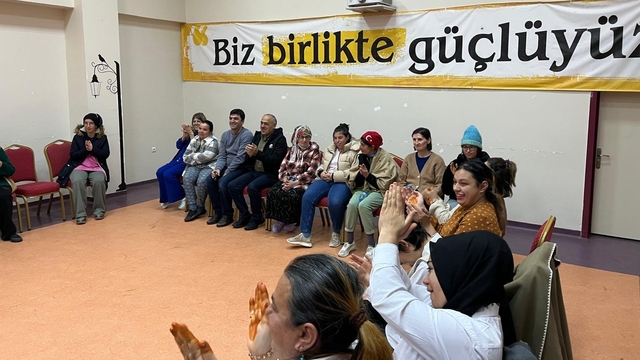 Engelsiz Yaşam Merkezi sakinlerine türkü ziyafeti