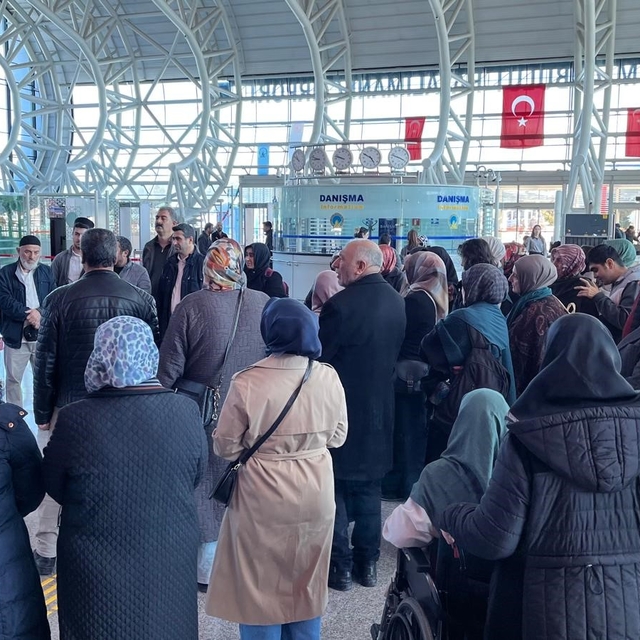 Erzincan'dan umre yolcuları dualarla uğurlandı