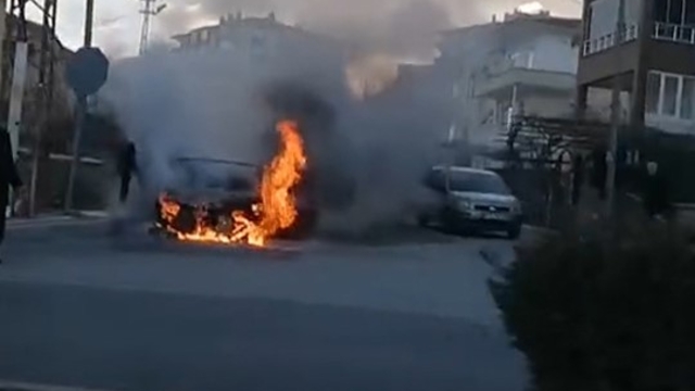 Niğde'de park halindeki otomobil alev alev yandı