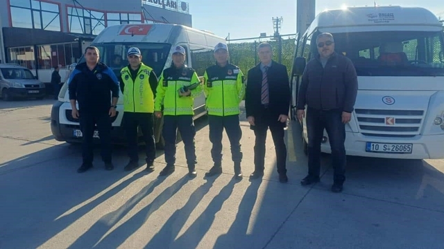 Burhaniye'de okul servisleri denetlendi