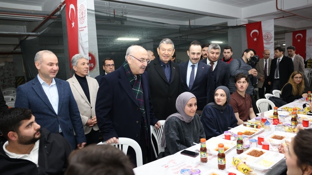 Denizli OSB, Ramazan ayında 80 bin kişiyi aynı sofrada buluşturuyor
Denizli OSB geleneksel olarak düzenlediği iftar yemeğini sürdürüyor