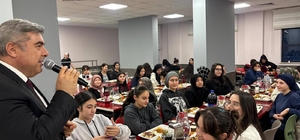 Sünnetci, iftar programında öğretmen ve öğrenciler ile bir araya geldi