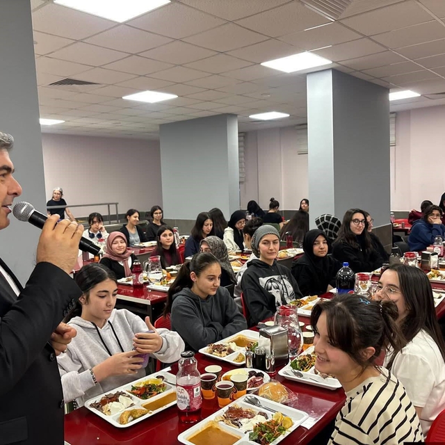 Sünnetci, iftar programında öğretmen ve öğrenciler ile bir araya geldi