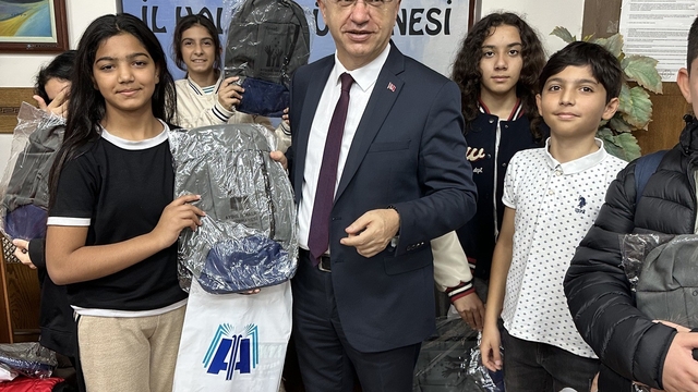 Aydın İl Halk Kütüphanesi'nden öğrencilere çanta hediyesi