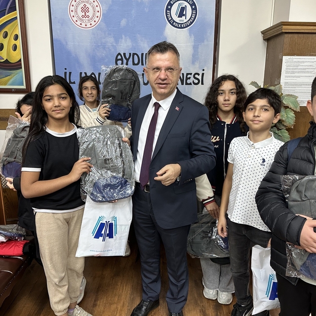 Aydın İl Halk Kütüphanesi'nden öğrencilere çanta hediyesi