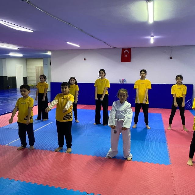 Başiskele'de kış spor okulları 9 branşta eğitimlerini sürdürüyor