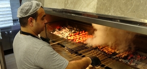 Gaziantep'te kebapçılar iftarda dolup taşıyor