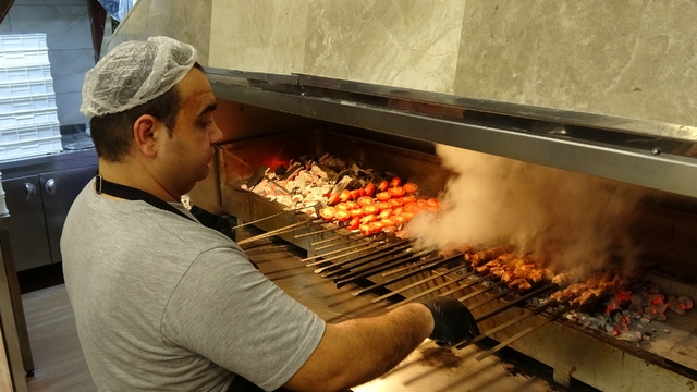 Gaziantep'te kebapçılar iftarda dolup taşıyor