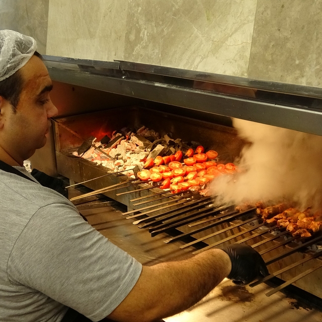Gaziantep'te kebapçılar iftarda dolup taşıyor