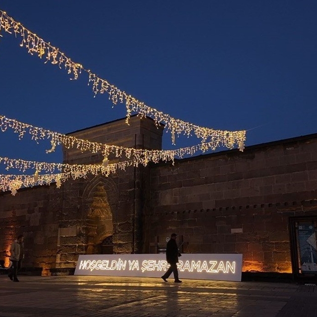 Hunat Cami ışıklarla donatıldı