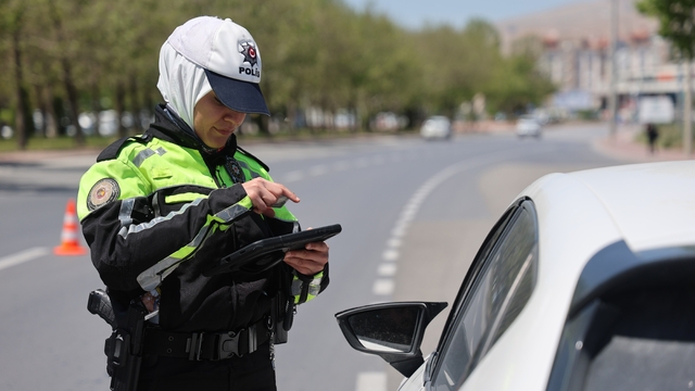 Drift, kavga ve kural ihlallerinin önüne geçecek kanun
Trafik Kanunu'nda yapılan değişikliğin ardından trafik cezaları artırıldı; uzmanlar uyarırken, kurallara uyan sürücüler yeni düzenlemeden memnun