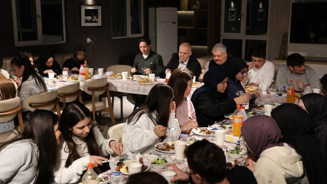 Kartepe'de gençler "Bir Sofra Bir Hikaye" iftarında buluştu