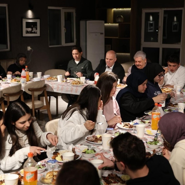 Kartepe'de gençler "Bir Sofra Bir Hikaye" iftarında buluştu