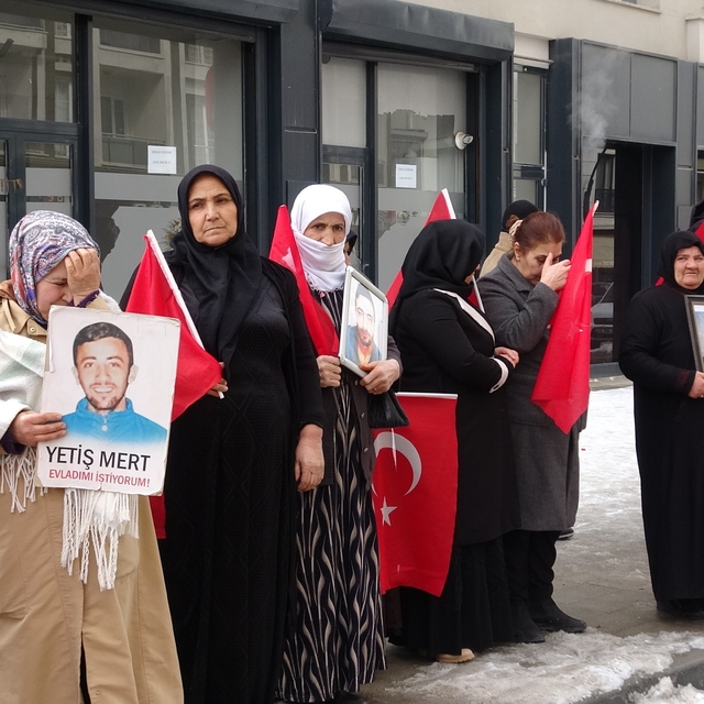 Vanlı anne: "Artık çocuklarımızı gömmeyelim, silahlarımızı gömelim"