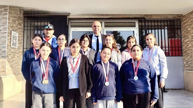 Ortaokul öğrencileri bilek güreşinde madalyalara ambargo koydu