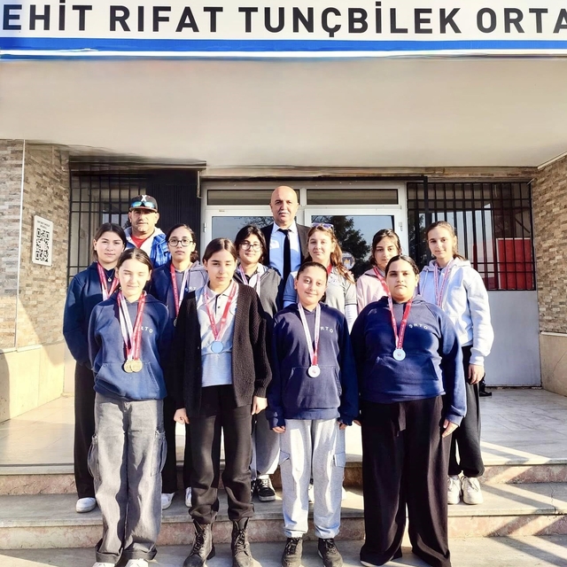 Ortaokul öğrencileri bilek güreşinde madalyalara ambargo koydu