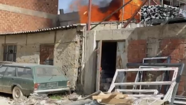 Eskişehir'de mobilya deposunda yangın
Kısa sürede büyüyen yangın itfaiye ekiplerince söndürüldü