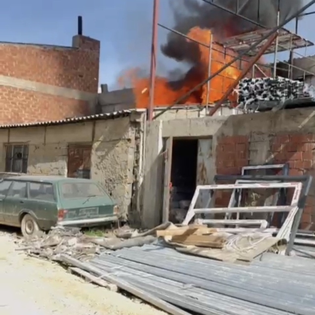 Eskişehir'de mobilya deposunda yangın
Kısa sürede büyüyen yangın itfaiye ek...