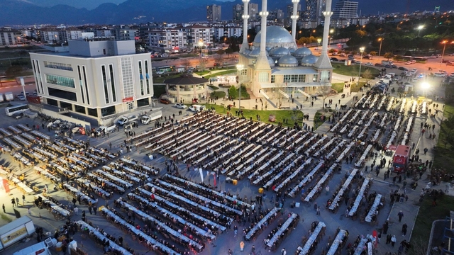 Binlerce kişi Merkezefendi Belediyesinin gönül sofrasında buluştu
Karahasanlı Mahallesi'nde 7 bin kişilik iftar