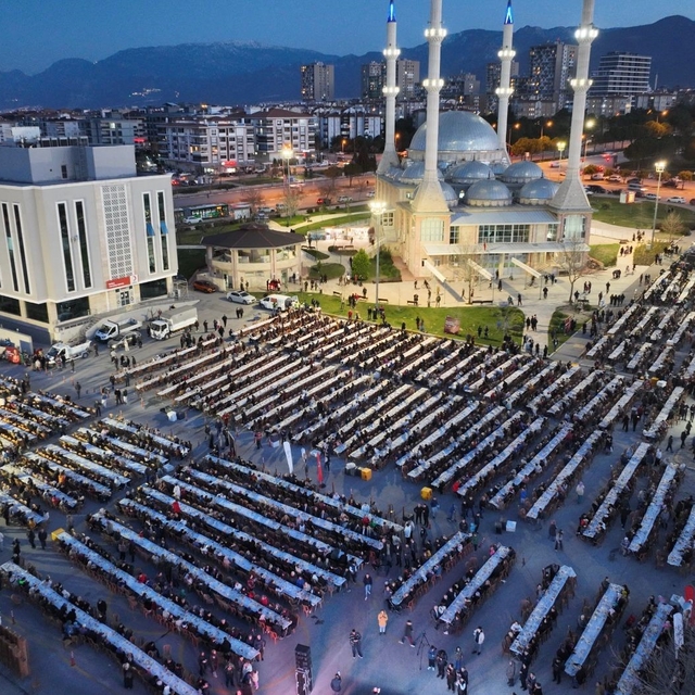 Binlerce kişi Merkezefendi Belediyesinin gönül sofrasında buluştu
Karahasan...
